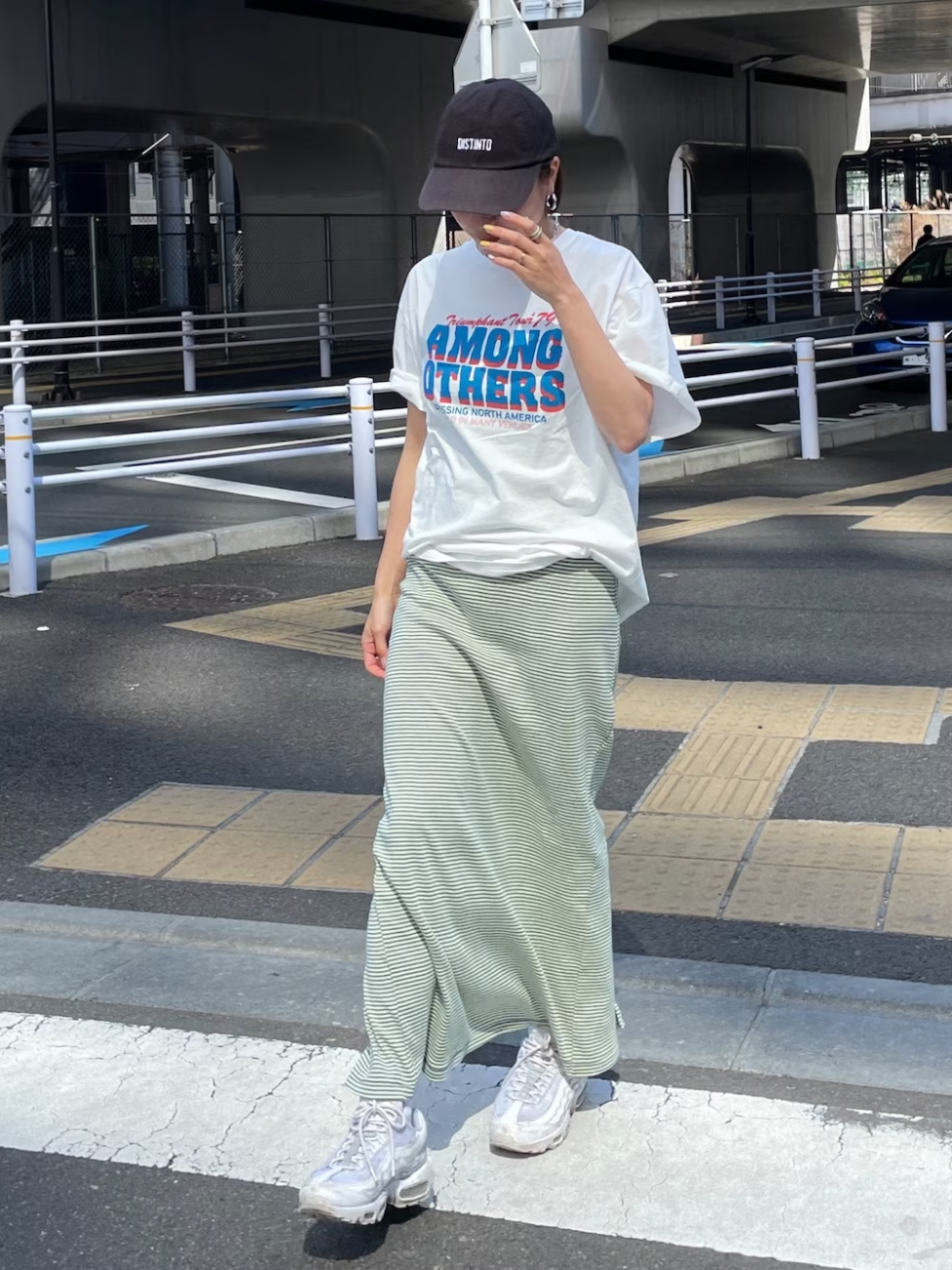 タイトなキャミワンピにロゴTシャツをON