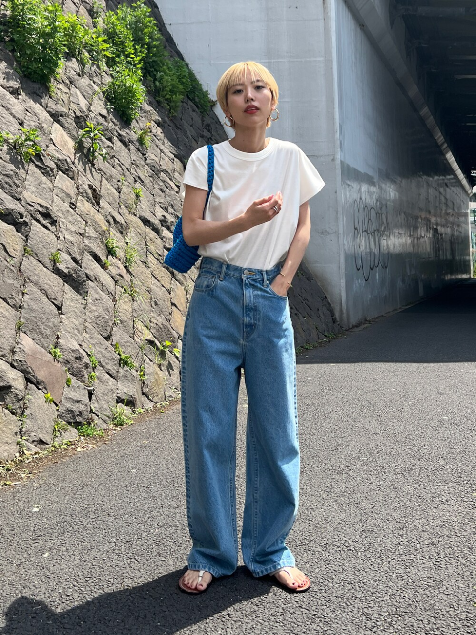 王道白Tシャツ×デニムパンツコーデ