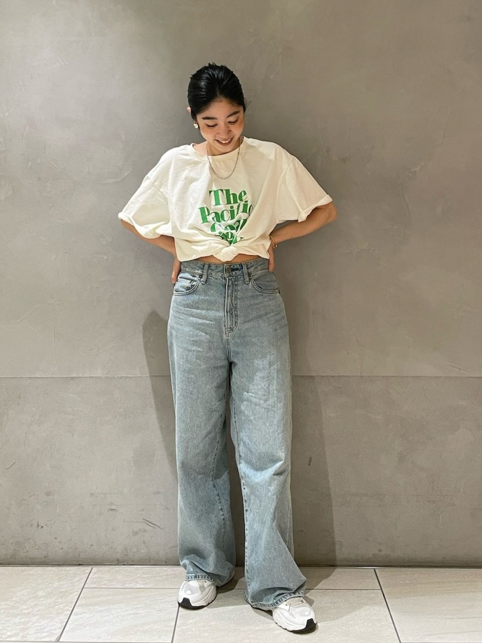 ▼Tシャツの裾を結んで靴とのバランスを調整