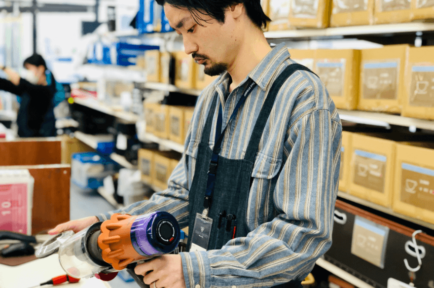 家電のメンテナンスをする男性店員