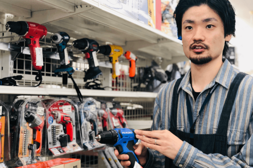 電動工具の説明をする男性店員