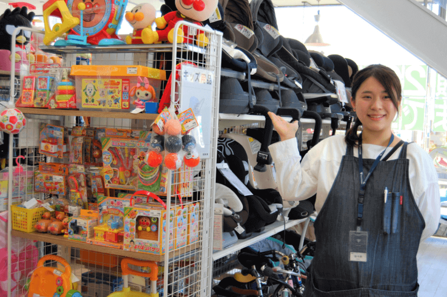 笑顔で売場を案内する女性店員