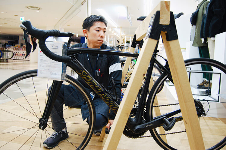 自転車をメンテナンスするスタッフ