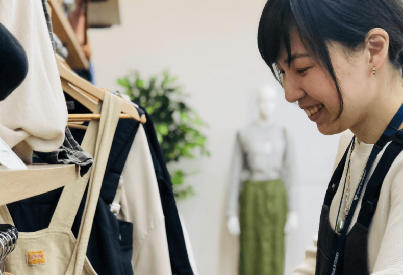 コーディネートを選ぶ女性店員